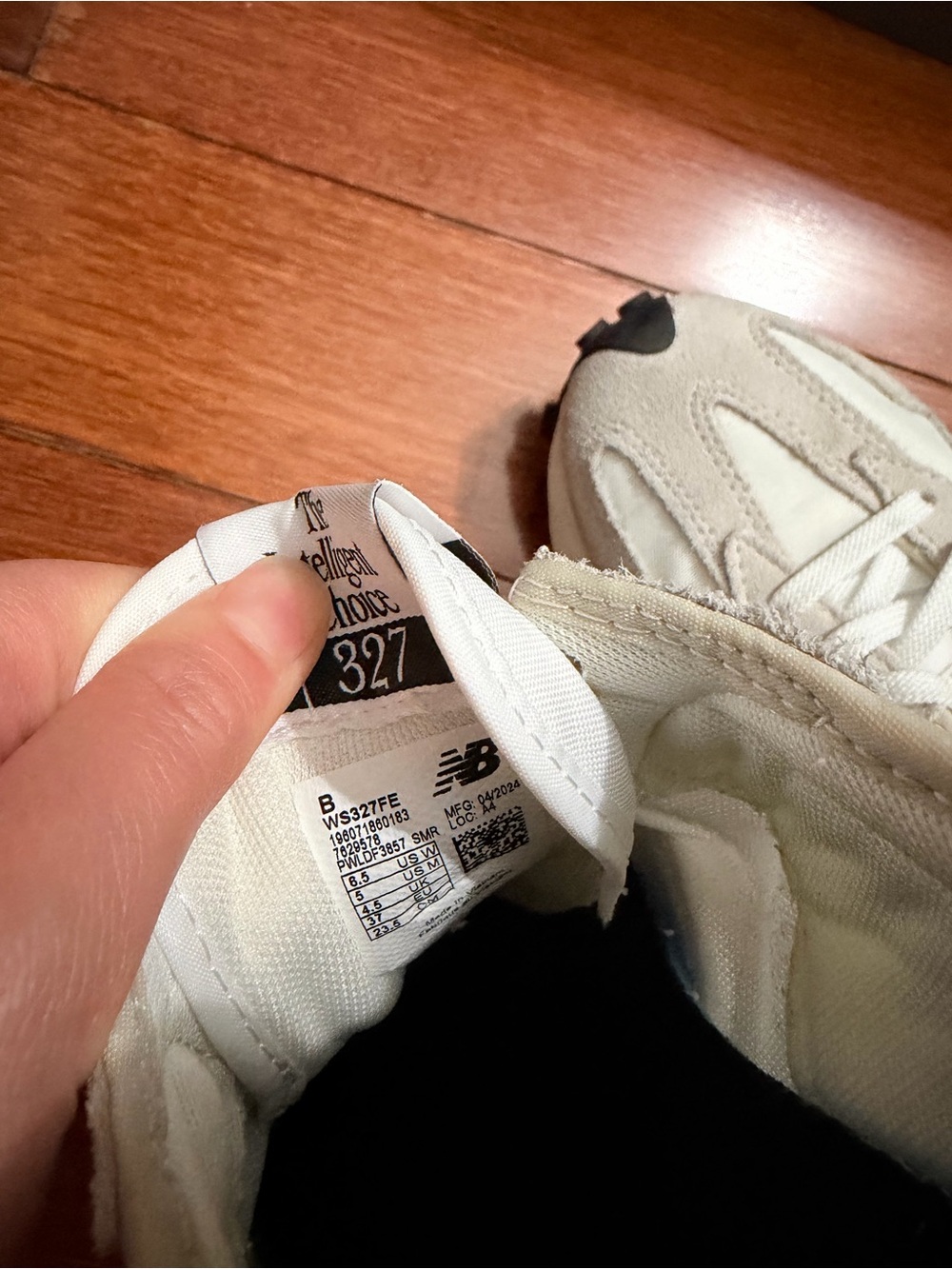 New Balance Cream, Black & cream size 6.5 (fits like 6 women’s ) - Picture 5 of 10